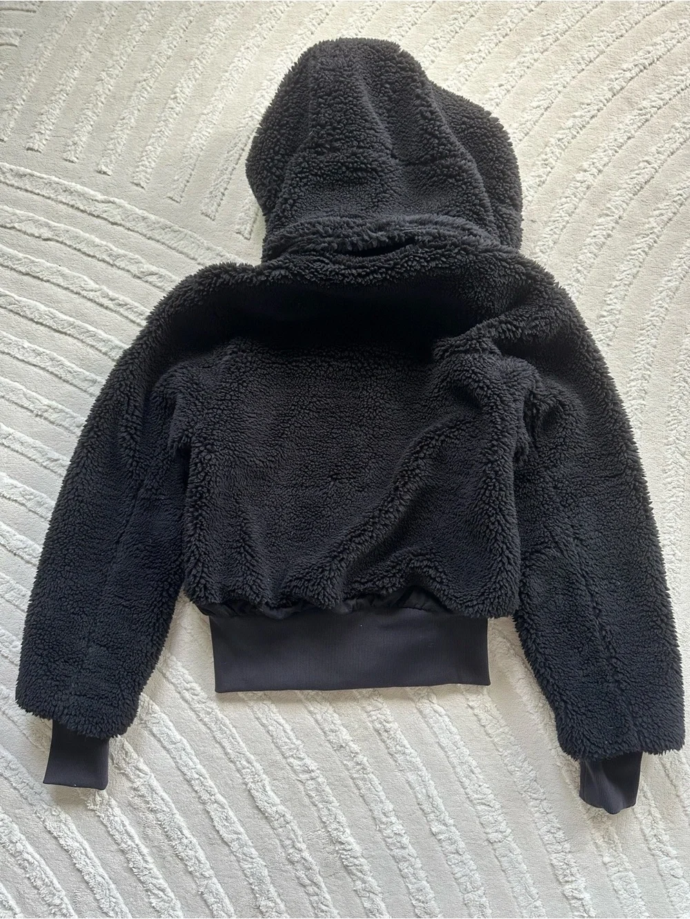 Alo | Foxy Sherpa Jacket | Black | Cropped